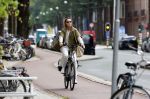 Amsterdam 27 juli 2026
Micky Hoogendijk op de fiets in Amsterdam zuid.