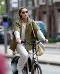 Amsterdam 27 juli 2026
Micky Hoogendijk op de fiets in Amsterdam zuid.
