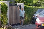 Breukeleveen 25 mei 2026
Huis Prinses Mabel . Een man bezorgt een boek door het over de poort te gooien 