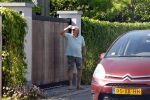 Breukeleveen 25 mei 2026
Huis Prinses Mabel . Een man bezorgt een boek door het over de poort te gooien 