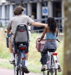 Houten 4 juli 2026
Renze Klamer brengt op de fiets zijn dochter weg . Daarna gaat hij met zijn zoon naar de stort in Houten .