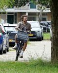 Houten 4 juli 2026
Renze Klamer brengt op de fiets zijn dochter weg . Daarna gaat hij met zijn zoon naar de stort in Houten .