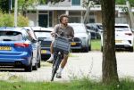 Houten 4 juli 2026
Renze Klamer brengt op de fiets zijn dochter weg . Daarna gaat hij met zijn zoon naar de stort in Houten .