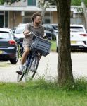 Houten 4 juli 2026
Renze Klamer brengt op de fiets zijn dochter weg . Daarna gaat hij met zijn zoon naar de stort in Houten .