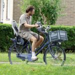 Houten 4 juli 2026
Renze Klamer brengt op de fiets zijn dochter weg . Daarna gaat hij met zijn zoon naar de stort in Houten .