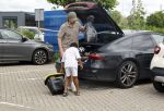 Houten 4 juli 2026
Renze Klamer brengt op de fiets zijn dochter weg . Daarna gaat hij met zijn zoon naar de stort in Houten .