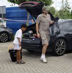 Houten 4 juli 2026
Renze Klamer brengt op de fiets zijn dochter weg . Daarna gaat hij met zijn zoon naar de stort in Houten .