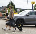 Houten 4 juli 2026
Renze Klamer brengt op de fiets zijn dochter weg . Daarna gaat hij met zijn zoon naar de stort in Houten .