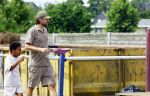 Houten 4 juli 2026
Renze Klamer brengt op de fiets zijn dochter weg . Daarna gaat hij met zijn zoon naar de stort in Houten .