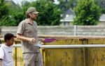 Houten 4 juli 2026
Renze Klamer brengt op de fiets zijn dochter weg . Daarna gaat hij met zijn zoon naar de stort in Houten .