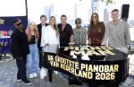 Rotterdam 1 juli 2026
Presentatie de pianoman van Jeroen v d Boom . Gastoptredens zijn er van Mart Hoogkamer Glennis Grace Waylon Luuk v d Boom Kimberly Fransens en Sezina Kelsey