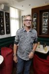 Amsterdam 11 juli 2026
Vandaag was het 25 jaar geleden dat Herman Brood zelf moord pleegde door van het Hilton Hotel af te springen .
Aanwezig Xandra Brood Holly Brood met partner Soy Kroon en Lola Brood met partner en 2 kinderen . Het vond Plaats in het Americain Hotel. Tjerk Lammers ( Man manuel Kemp)