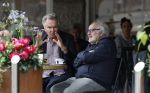 Amsterdam 27 juli 2026
Tom Egbers met een kennis op terras bij Wildschut in Amsterdam zuid