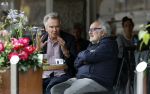 Amsterdam 27 juli 2026
Tom Egbers met een kennis op terras bij Wildschut in Amsterdam zuid