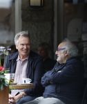 Amsterdam 27 juli 2026
Tom Egbers met een kennis op terras bij Wildschut in Amsterdam zuid