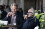 Amsterdam 27 juli 2026
Tom Egbers met een kennis op terras bij Wildschut in Amsterdam zuid