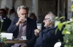 Amsterdam 27 juli 2026
Tom Egbers met een kennis op terras bij Wildschut in Amsterdam zuid
