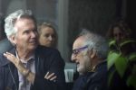 Amsterdam 27 juli 2026
Tom Egbers met een kennis op terras bij Wildschut in Amsterdam zuid