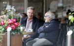 Amsterdam 27 juli 2026
Tom Egbers met een kennis op terras bij Wildschut in Amsterdam zuid