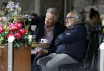 Amsterdam 27 juli 2026
Tom Egbers met een kennis op terras bij Wildschut in Amsterdam zuid