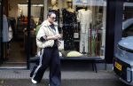 Abcoude 19 mei 2026
Trijntje Oosterhuis doet boodschappen in Abcoude 