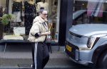 Abcoude 19 mei 2026
Trijntje Oosterhuis doet boodschappen in Abcoude 