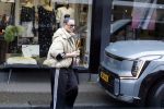 Abcoude 19 mei 2026
Trijntje Oosterhuis doet boodschappen in Abcoude 