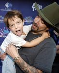 Zwolle 8 juli 2026
Muziekfeest op het Plein. Waylon had zijn zoontje mee genomen 