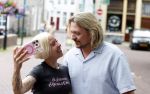 Zwolle, 8 Juli 2026
Muziekfeest Grote Markt
Wendy Karst vrouw van Rene Karst met zoon Thomas Karst