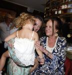 Amsterdam 11 juli 2026
Vandaag was het 25 jaar geleden dat Herman Brood zelf moord pleegde door van het Hilton Hotel af te springen .
Aanwezig Xandra Brood Holly Brood met partner Soy Kroon en Lola Brood met partner en 2 kinderen . Het vond Plaats in het Americain Hotel.