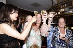 Amsterdam 11 juli 2026
Vandaag was het 25 jaar geleden dat Herman Brood zelf moord pleegde door van het Hilton Hotel af te springen .
Aanwezig Xandra Brood Holly Brood met partner Soy Kroon en Lola Brood met partner en 2 kinderen . Het vond Plaats in het Americain Hotel.