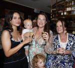 Amsterdam 11 juli 2026
Vandaag was het 25 jaar geleden dat Herman Brood zelf moord pleegde door van het Hilton Hotel af te springen .
Aanwezig Xandra Brood Holly Brood met partner Soy Kroon en Lola Brood met partner en 2 kinderen . Het vond Plaats in het Americain Hotel.