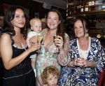 Amsterdam 11 juli 2026
Vandaag was het 25 jaar geleden dat Herman Brood zelf moord pleegde door van het Hilton Hotel af te springen .
Aanwezig Xandra Brood Holly Brood met partner Soy Kroon en Lola Brood met partner en 2 kinderen . Het vond Plaats in het Americain Hotel.