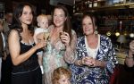Amsterdam 11 juli 2026
Vandaag was het 25 jaar geleden dat Herman Brood zelf moord pleegde door van het Hilton Hotel af te springen .
Aanwezig Xandra Brood Holly Brood met partner Soy Kroon en Lola Brood met partner en 2 kinderen . Het vond Plaats in het Americain Hotel.