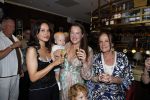Amsterdam 11 juli 2026
Vandaag was het 25 jaar geleden dat Herman Brood zelf moord pleegde door van het Hilton Hotel af te springen .
Aanwezig Xandra Brood Holly Brood met partner Soy Kroon en Lola Brood met partner en 2 kinderen . Het vond Plaats in het Americain Hotel.