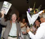 Blaricum 20 augustus 2026
Andre v Duin krijgt uit handen van Jacques Walch het eerste magazine overhandigd van makelaarskantoor Voorma en Walch.