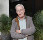 Blaricum 20 augustus 2026
Andre v Duin krijgt uit handen van Jacques Walch het eerste magazine overhandigd van makelaarskantoor Voorma en Walch.
