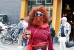 Amsterdam 17 augustus 2026
De stoet met Peter faber rijdt onder politiebegeleiding over de Haarlemmerstraat langs zijn favoriete cafe's . Vele mensen bewijzen hem een laatste eer. Anne Rose Bantziger 