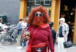 Amsterdam 17 augustus 2026
De stoet met Peter faber rijdt onder politiebegeleiding over de Haarlemmerstraat langs zijn favoriete cafe's . Vele mensen bewijzen hem een laatste eer. Anne Rose Bantziger 
