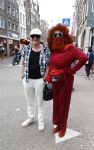 Amsterdam 17 augustus 2026
De stoet met Peter faber rijdt onder politiebegeleiding over de Haarlemmerstraat langs zijn favoriete cafe's . Vele mensen bewijzen hem een laatste eer. Anne Rose Bantziger en Arie Cupe