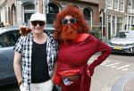 Amsterdam 17 augustus 2026
De stoet met Peter faber rijdt onder politiebegeleiding over de Haarlemmerstraat langs zijn favoriete cafe's . Vele mensen bewijzen hem een laatste eer. Anne Rose Bantziger en Arie Cupe