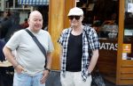 Amsterdam 17 augustus 2026
De stoet met Peter faber rijdt onder politiebegeleiding over de Haarlemmerstraat langs zijn favoriete cafe's . Vele mensen bewijzen hem een laatste eer. Arie Cupe met partner