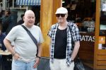 Amsterdam 17 augustus 2026
De stoet met Peter faber rijdt onder politiebegeleiding over de Haarlemmerstraat langs zijn favoriete cafe's . Vele mensen bewijzen hem een laatste eer. Arie Cupe met partner