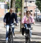 Amsterdam 22 augustus 2026
Caroline Tensen en haar man Ernst-Jan Smids op de fiets in Amsterdam zuid 