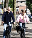 Amsterdam 22 augustus 2026
Caroline Tensen en haar man Ernst-Jan Smids op de fiets in Amsterdam zuid 