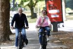 Amsterdam 22 augustus 2026
Caroline Tensen en haar man Ernst-Jan Smids op de fiets in Amsterdam zuid 