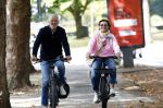 Amsterdam 22 augustus 2026
Caroline Tensen en haar man Ernst-Jan Smids op de fiets in Amsterdam zuid 