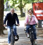 Amsterdam 22 augustus 2026
Caroline Tensen en haar man Ernst-Jan Smids op de fiets in Amsterdam zuid 