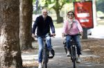 Amsterdam 22 augustus 2026
Caroline Tensen en haar man Ernst-Jan Smids op de fiets in Amsterdam zuid 