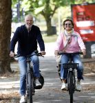 Amsterdam 22 augustus 2026
Caroline Tensen en haar man Ernst-Jan Smids op de fiets in Amsterdam zuid 